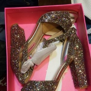 Betsey Johnson 91/2 Glissten Rainbow.